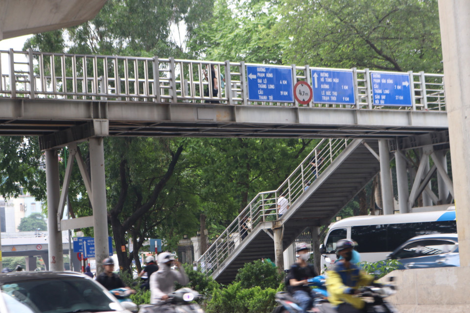 Cầu vượt trước cổng Đại học Quốc gia Hà Nội đường Xuân Thủy đã phát huy tác dụng với người đi bộ sang đường. (Ảnh: Nguyễn Minh Hằng/Vietnam+)