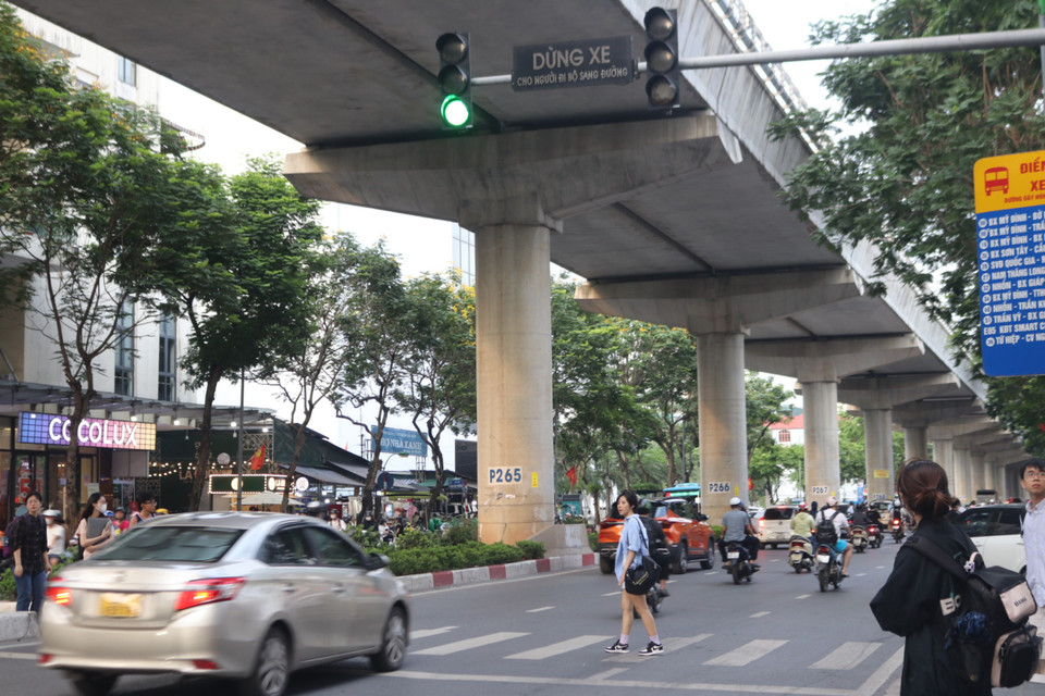 Chủ xe ôtô thường chấp hành tốt và nhường đường cho người đi bộ sang đường an toàn. (Ảnh: Nguyễn Minh Hằng/Vietnam+)