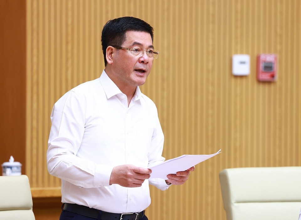 Bộ trưởng Bộ Công Thương Nguyễn Hồng Diên trình bày Tờ trình về Dự án Luật Hoá chất (sửa đổi). (Ảnh: Dương Giang/TTXVN)