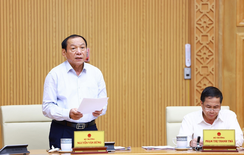 Bộ trưởng Bộ Văn hóa, Thể thao và Du lịch Nguyễn Văn Hùng trình bày Dự án Luật sửa đổi, bổ sung một số điều của Luật Quảng cáo. (Ảnh: Dương Giang/TTXVN)
