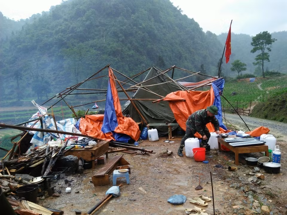 Dông lốc, mưa đá cuốn bay nhiều lều bạt tại các chốt phòng chống COVID-19 tại Lào Cai. (Nguồn: TTXVN)