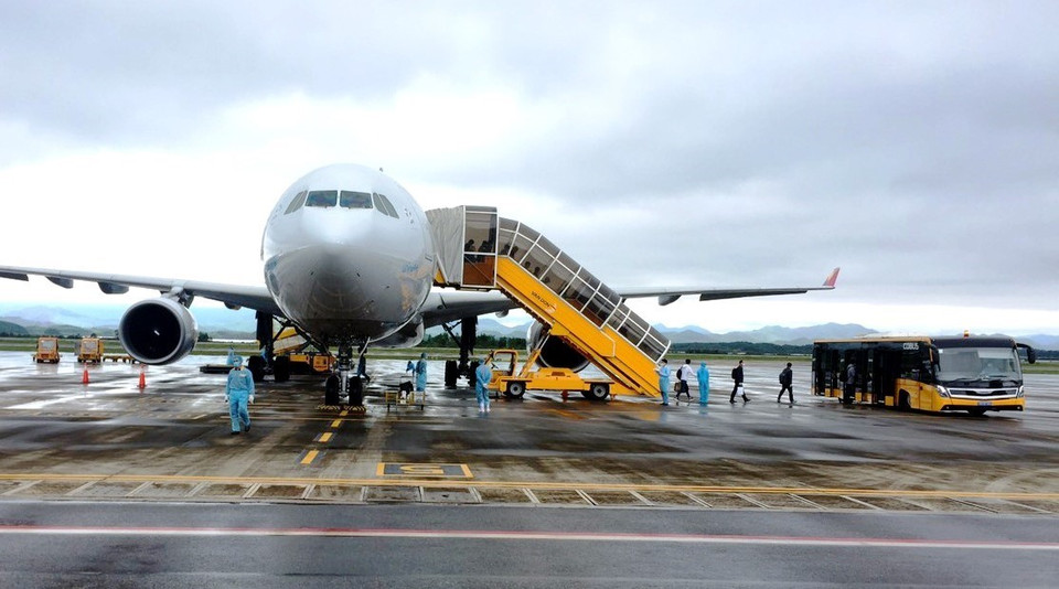 Chuyến bay chở 240 chuyên gia Hàn Quốc hạ cánh sân bay Vân Đồn an toàn. (Nguồn: TTXVN)