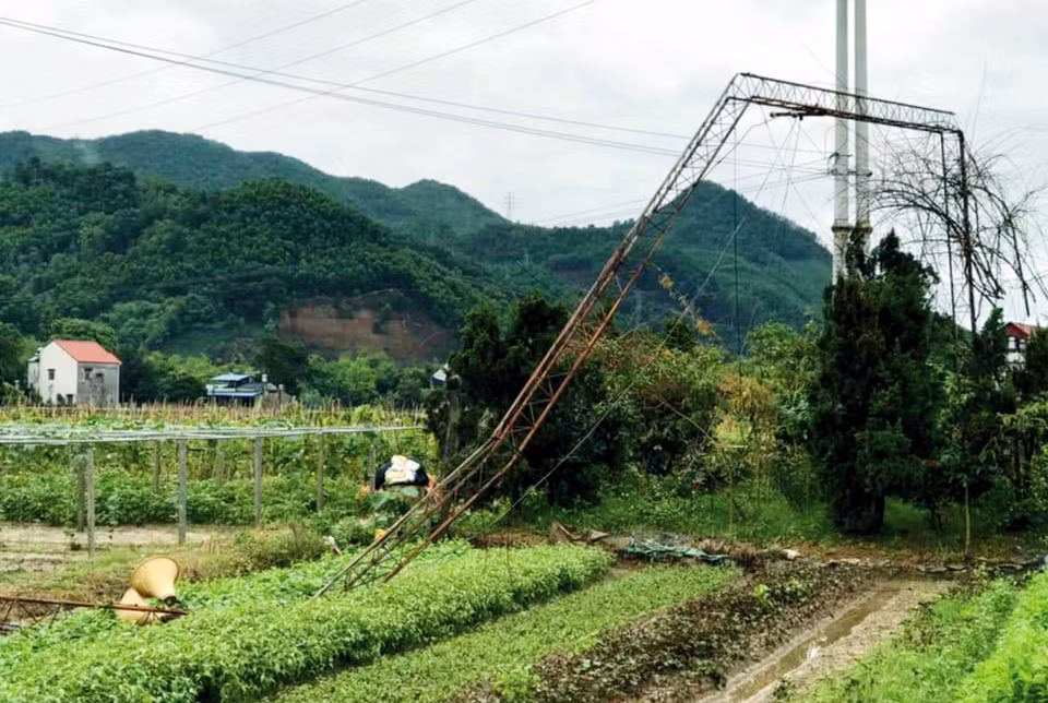 Mưa lớn kèm dông lốc khiến gần 30 ngôi nhà, nhiều công trình, hoa màu tại Thái Nguyên bị hư hại. (Nguồn: TTXVN)