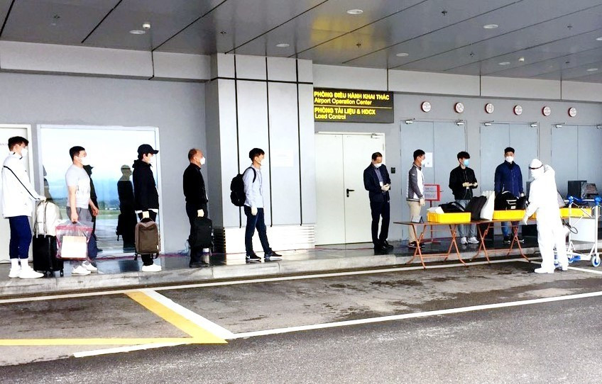 Tất cả hành khách được kiểm tra y tế và thực hiện cách ly theo quy định. (Nguồn: TTXVN)