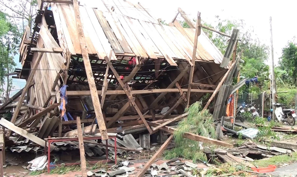 Mưa dông làm sập đổ nhà của người dân ở xã Mường Giôn, huyện Quỳnh Nhai, tỉnh Sơn La. (Nguồn: TTXVN)