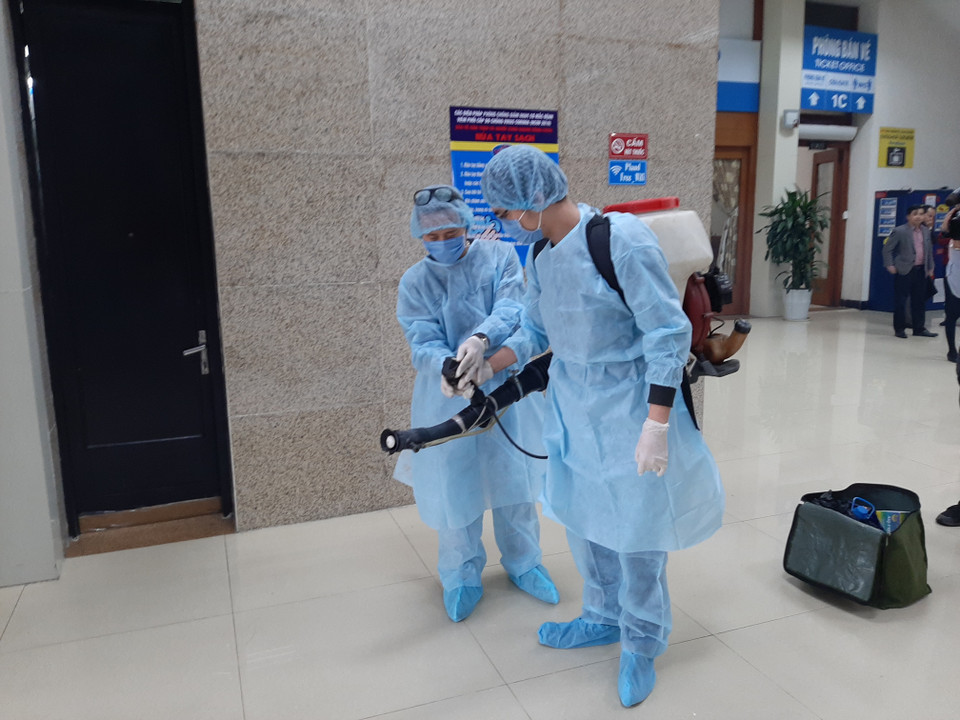 Đồ bảo hộ, máy phun đều đảm bảo theo các tiêu chuẩn của ngành Y tế. (Ảnh: Việt Hùng/Vietnam+)