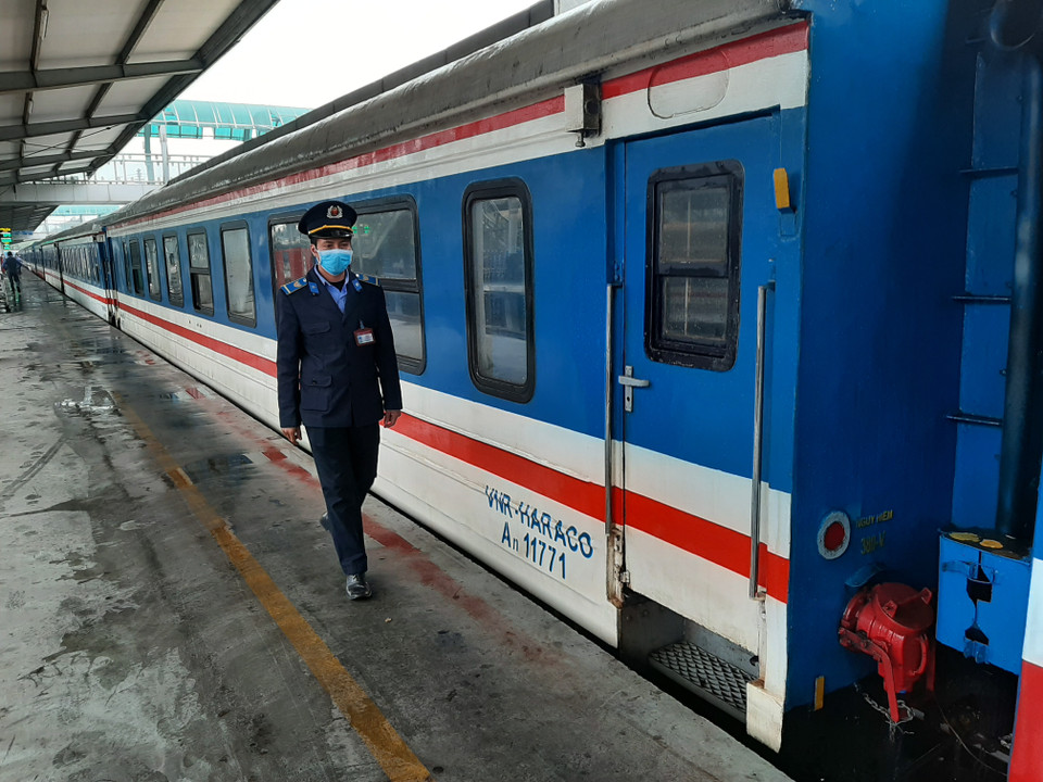 Nhân viên đường sắt đeo khẩu trang để tránh nguy cơ lây nhiễm virus corona. (Ảnh: Việt Hùng/Vietnam+)