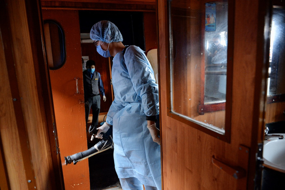 Việc khử trùng được tiến hành bên trong toa xe nhằm ngăn khả năng lây nhiễm virus corona. (Ảnh: Việt Hùng/Vietnam+)