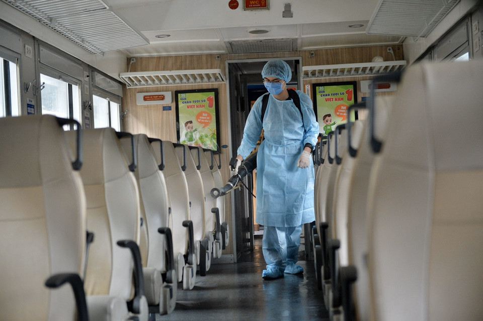 Việc phun thuốc khử trùng giúp tránh lây nhiễm virus cho những hành khách đi tàu. (Ảnh: Việt Hùng/Vietnam+)
