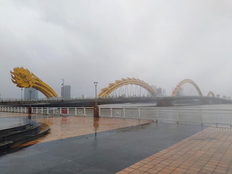 Cầu Rồng mù mịt trong cơn mưa lớn. (Ảnh: Văn Dũng/TTXVN)