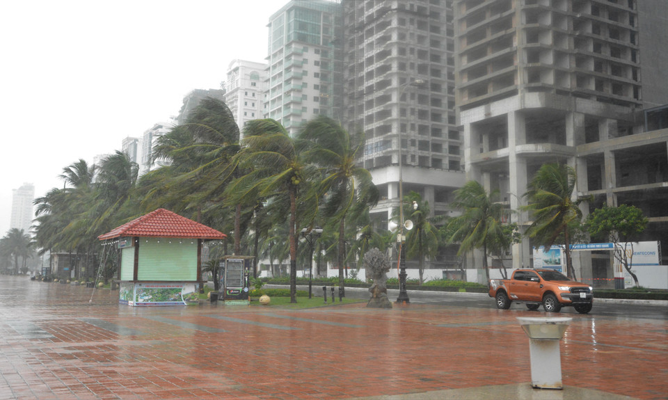 Theo dự báo thì đến rạng sáng 28/9/2022, bão số 4 (Noru) mới chính thức đổ bộ vào đất liền, nhưng từ 15 giờ chiều 27/9, thành phố Đà Nẵng bắt đầu xuất hiện mưa to, gió giật mạnh. (Ảnh: Văn Dũng/TTXVN)