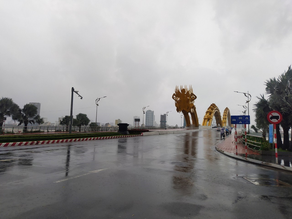 Đường phố Đà Nẵng rất vắng vẻ, phần lớn người dân đã ở nơi an toàn. (Ảnh: Văn Dũng/TTXVN)