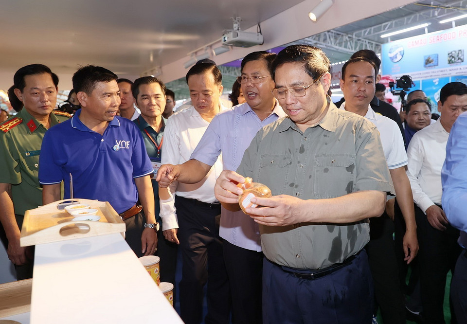 Thủ tướng Phạm Minh Chính tham quan gian trưng bày sản phẩm nuôi và chế biến tôm tại Festival tôm Cà Mau 2023. (Ảnh: Dương Giang/TTXVN)