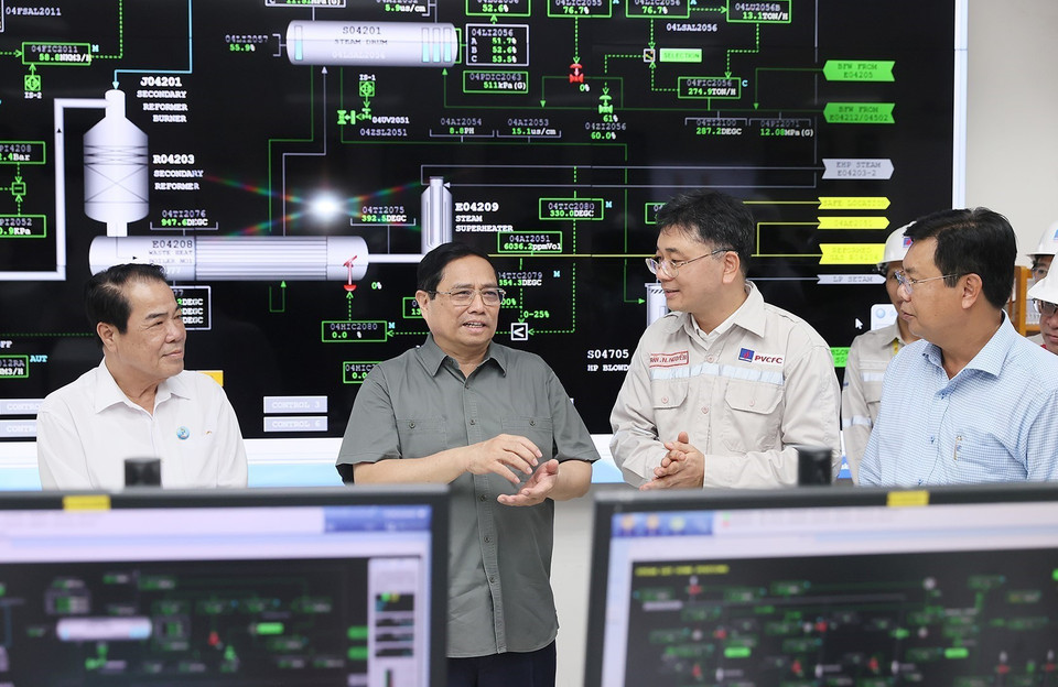 Thủ tướng Phạm Minh Chính kiểm tra tình hình sản xuất của Nhà máy Điện Cà Mau 2. (Ảnh: Dương Giang/TTXVN)