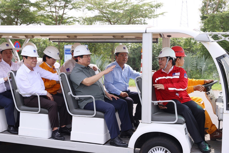 Thủ tướng Phạm Minh Chính thị sát Nhà máy Điện Cà Mau 2. (Ảnh: Dương Giang/TTXVN)
