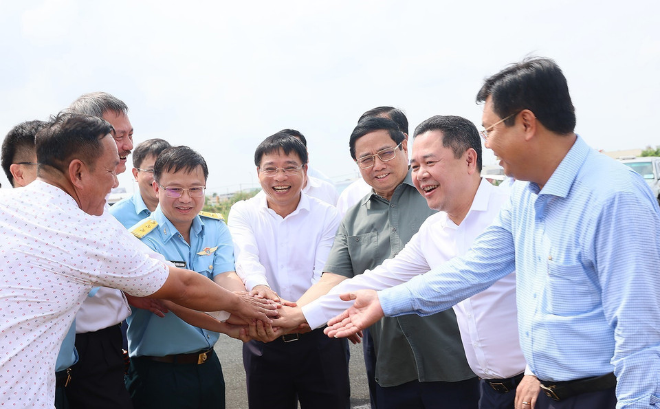 Thủ tướng Phạm Minh Chính cùng đại diện các nhà quản lý, đầu tư, thi công. (Ảnh: Dương Giang/TTXVN)