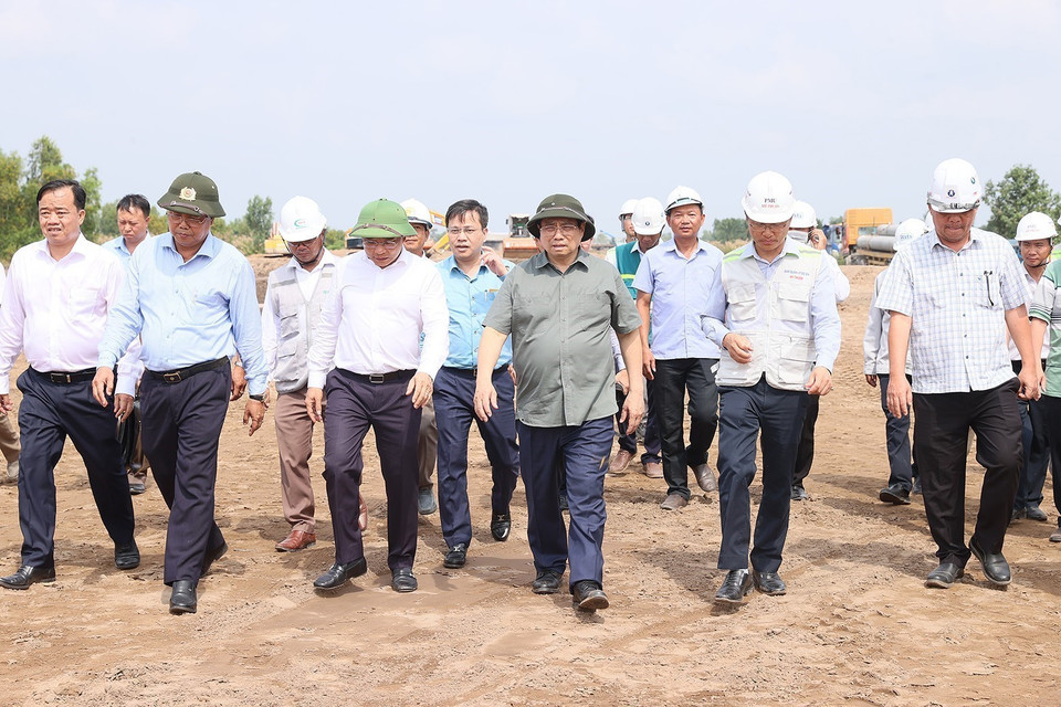 Thủ tướng Phạm Minh Chính kiểm tra tiến độ Dự án Đường bộ Cao tốc Cà Mau-Cần Thơ. (Ảnh: Dương Giang/TTXVN)