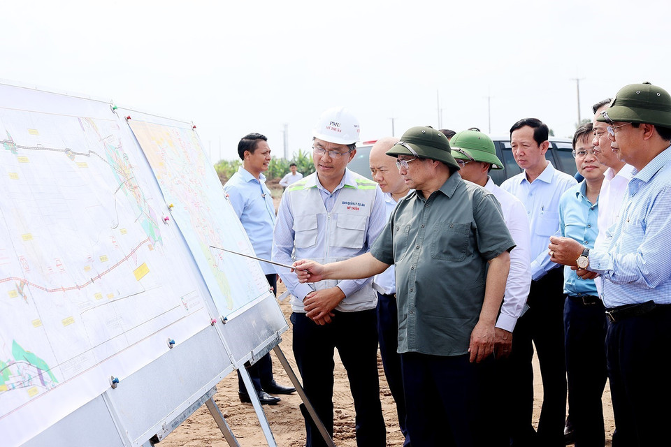 Thủ tướng Phạm Minh Chính kiểm tra tiến độ Dự án Đường bộ Cao tốc Cà Mau-Cần Thơ. (Ảnh: Dương Giang/TTXVN)