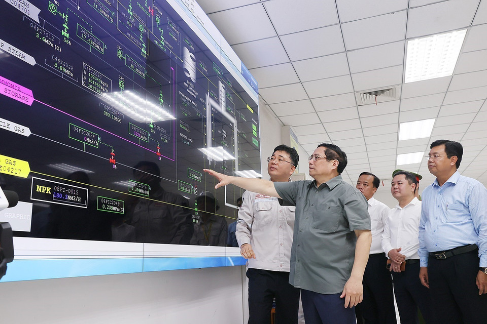 Thủ tướng Phạm Minh Chính kiểm tra tình hình sản xuất của Nhà máy Điện Cà Mau 2. (Ảnh: Dương Giang/TTXVN)