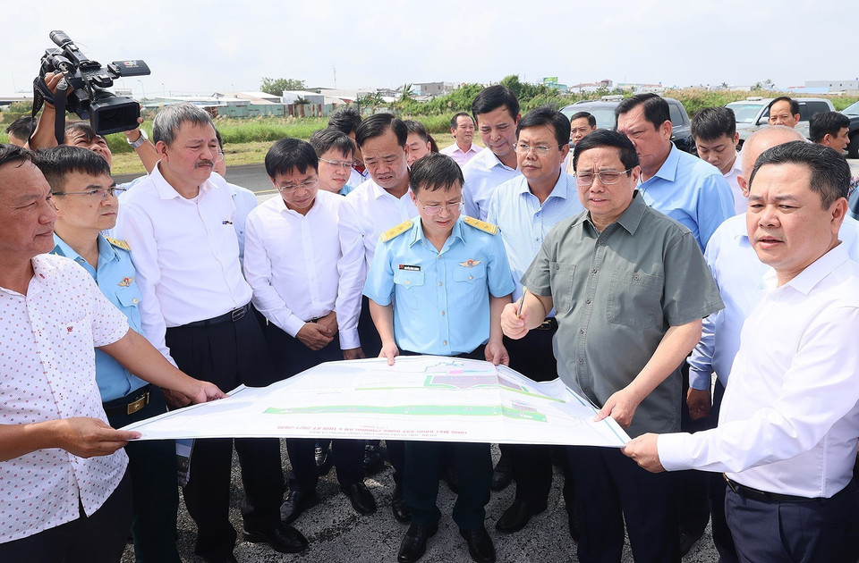 Thủ tướng Phạm Minh Chính cùng đại diện các nhà quản lý, đầu tư, thi công. (Ảnh: Dương Giang/TTXVN)