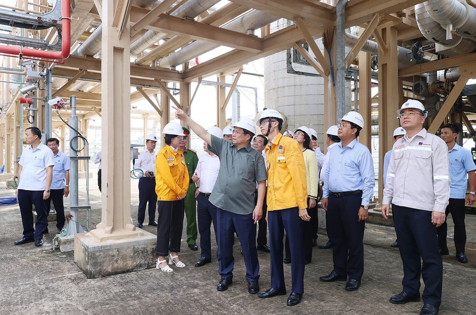 Thủ tướng Phạm Minh Chính thị sát Nhà máy Xử lý Khí Cà Mau. (Ảnh: Dương Giang/TTXVN)