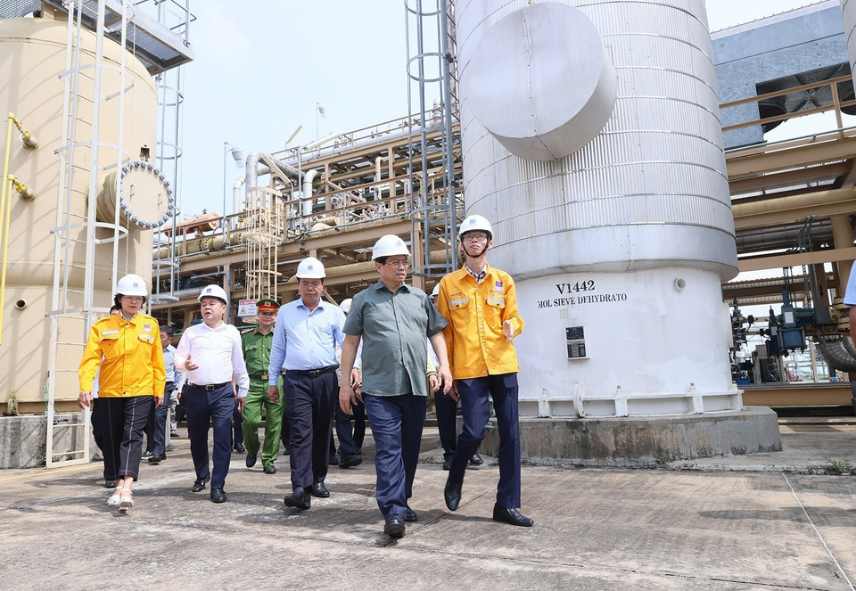 Thủ tướng Phạm Minh Chính thị sát Nhà máy Xử lý Khí Cà Mau. (Ảnh: Dương Giang/TTXVN)