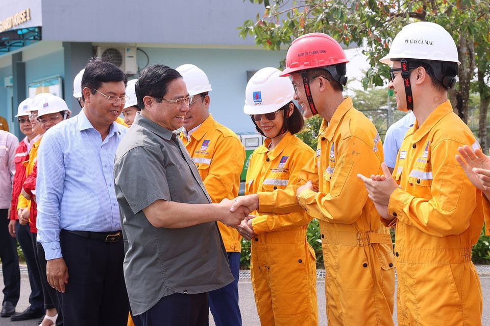 Thủ tướng Phạm Minh Chính với kỹ sư, công nhân Nhà máy Xử lý Khí Cà Mau. (Ảnh: Dương Giang/TTXVN)