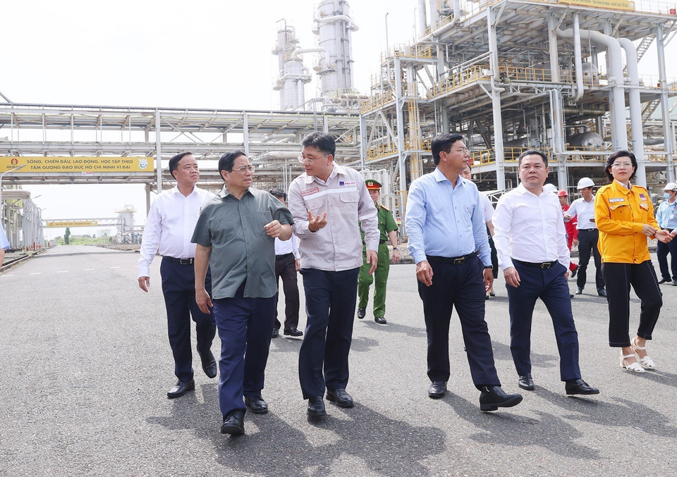 Thủ tướng Phạm Minh Chính thị sát Nhà máy Điện Cà Mau 2. (Ảnh: Dương Giang/TTXVN)