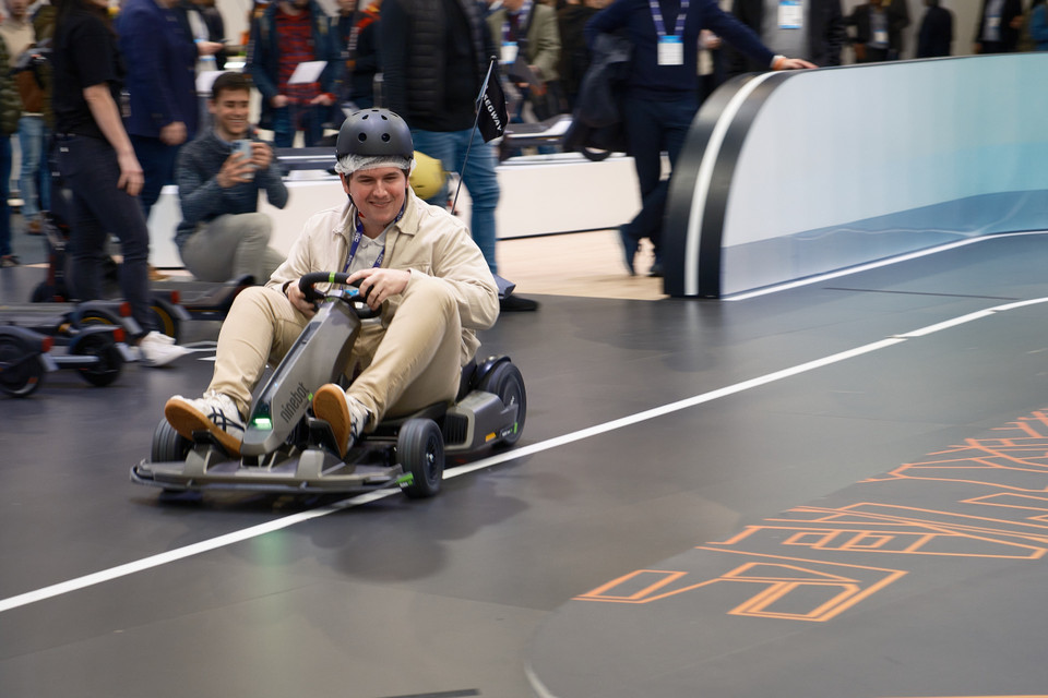 Khách hàng trải nghiệm các thiết bị công nghệ mới nhất tại Triển lãm Di động thế giới 2023 (MWC 2023) ở Barcelona, Tây Ban Nha. (Ảnh: THX/TTXVN)