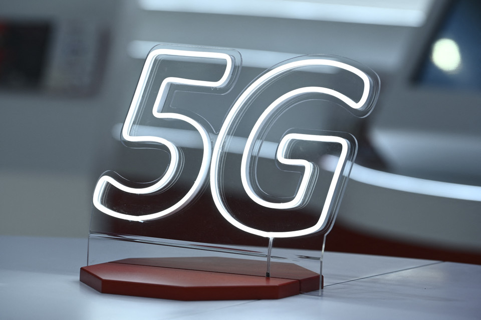 Biểu tượng của công nghệ 5G tại Triển lãm Di động thế giới 2023 (MWC 2023) ở Barcelona, Tây Ban Nha. (Ảnh: AFP/TTXVN)