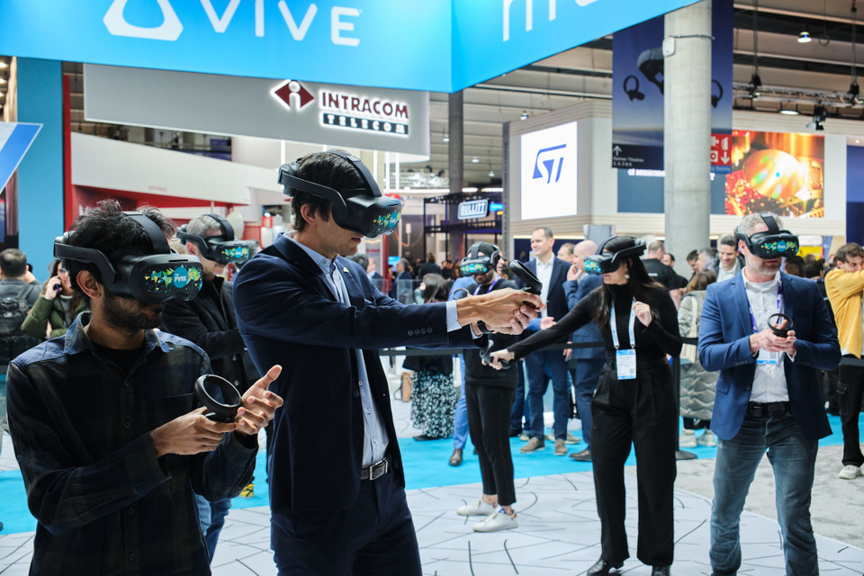 Khách hàng trải nghiệm các thiết bị công nghệ mới nhất tại Triển lãm Di động thế giới 2023 (MWC 2023) ở Barcelona, Tây Ban Nha. (Ảnh: THX/TTXVN)