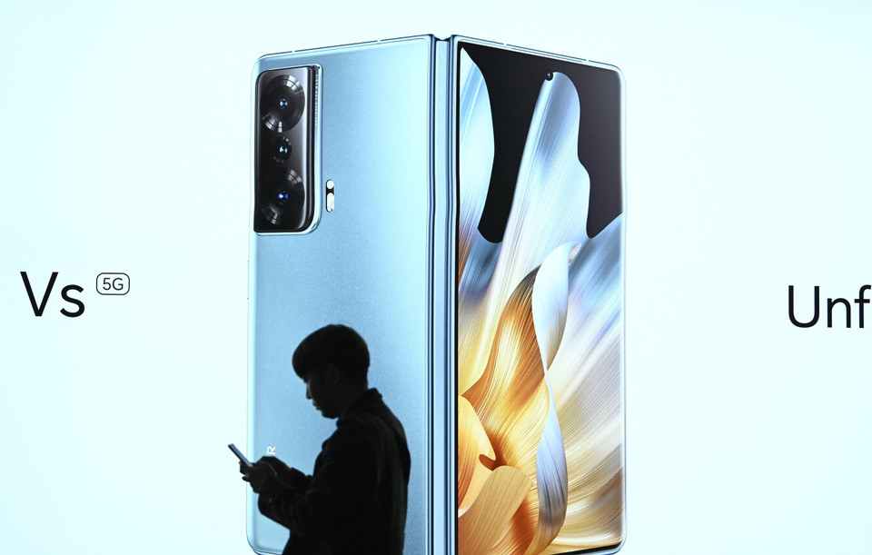 Các mẫu điện thoại thông minh được trưng bày tại Triển lãm Di động thế giới 2023 (MWC 2023) ở Barcelona, Tây Ban Nha. (Ảnh: AFP/TTXVN)