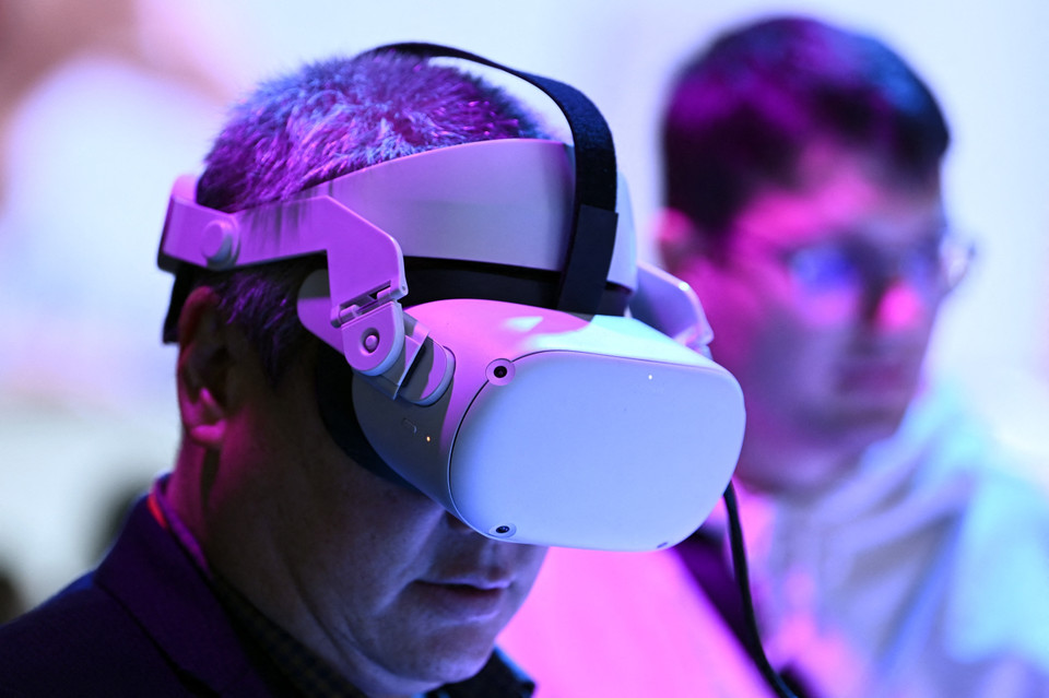 Khách hàng trải nghiệm các thiết bị công nghệ mới nhất tại Triển lãm Di động thế giới 2023 (MWC 2023) ở Barcelona, Tây Ban Nha. (Ảnh: AFP/TTXVN)