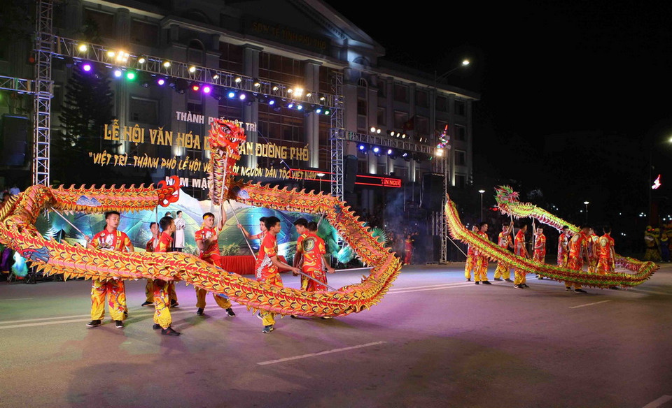 Trình diễn nghệ thuật dân gian đường phố tại Lễ hội Đền Hùng 2018. (Ảnh: Thanh Tùng/TTXVN))