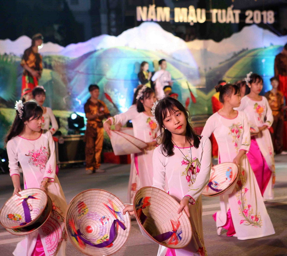 Trình diễn nghệ thuật dân gian đường phố tại Lễ hội Đền Hùng 2018. (Ảnh: Thanh Tùng/TTXVN)