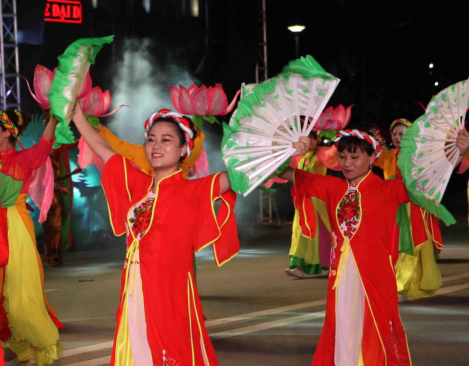 Trình diễn nghệ thuật dân gian đường phố tại Lễ hội Đền Hùng 2018. (Ảnh: Thanh Tùng/TTXVN)