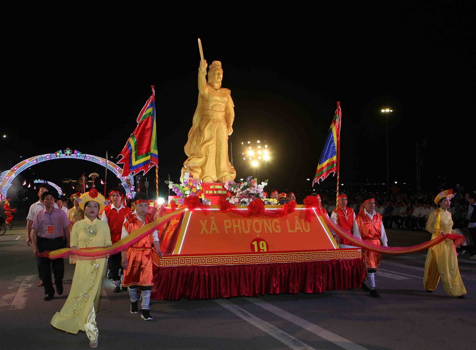 Đoàn xe trang trí diễu hành tại Lễ hội dân gian đường phố. (Ảnh: Thanh Tùng/TTXVN)