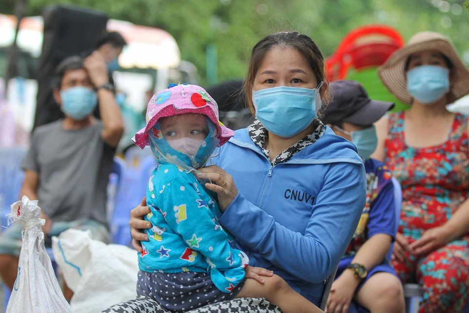 Người dân sinh sống tại các khu trọ, nhà lụp xụp, nhà trên ven kênh, hẻm sâu thuộc phường 12, 27, quận Bình Thạnh, Thành phố Hồ Chí Minh được đưa về ở tại Nhà nghỉ Công đoàn Thanh Đa. (Ảnh: Thanh Vũ/TTXVN)