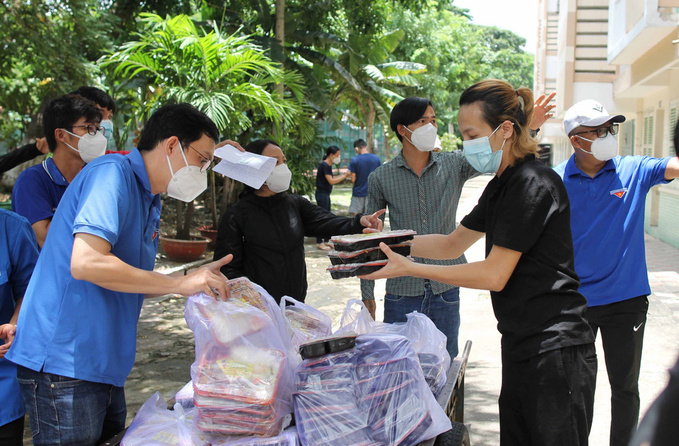 Lực lượng thanh niên tình nguyện chuẩn bị các suất cơm cho người dân tại Nhà nghỉ Công đoàn Thanh Đa.(Ảnh: Thanh Vũ/TTXVN)
