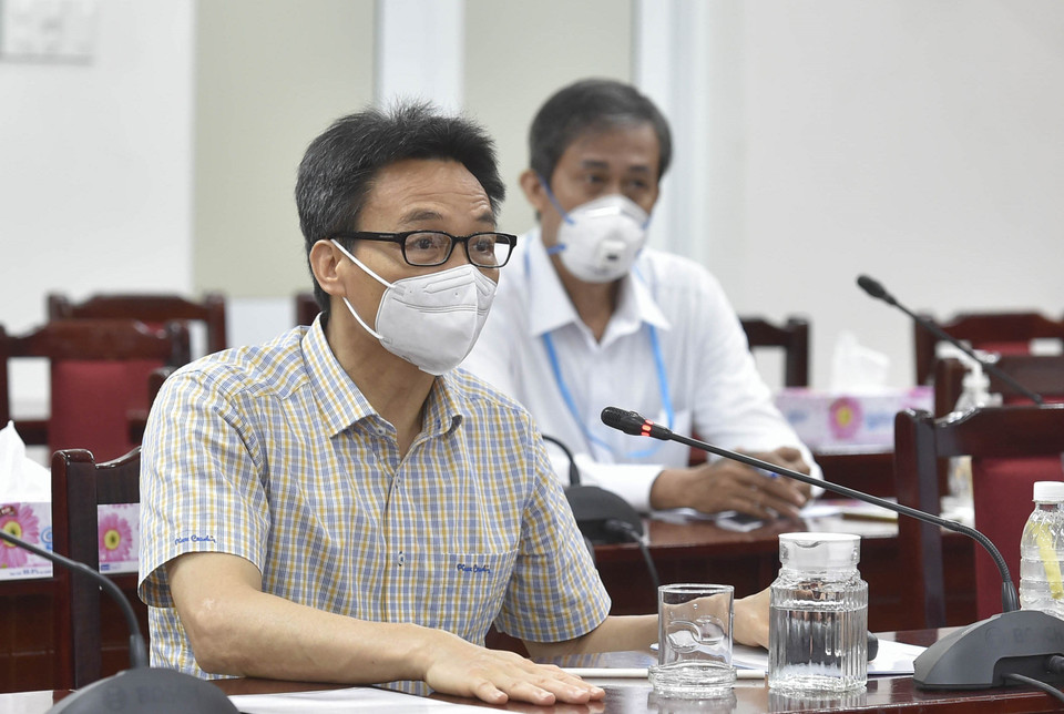 Phó Thủ tướng Vũ Đức Đam trao đổi với Lãnh đạo Quận 6. (Ảnh: TTXVN phát)