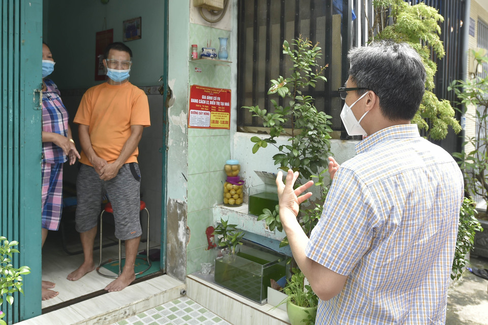 Phó Thủ tướng Vũ Đức Đam thăm một gia đình đang có F0 cách ly tại nhà trên đường Lý Chiêu Hoàng, Phường 10, Quận 6. (Ảnh: TTXVN phát)