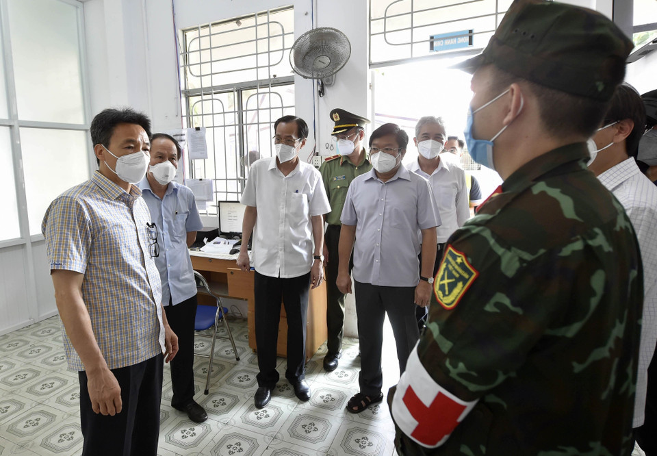 Phó Thủ tướng Vũ Đức Đam kiểm tra tại Trạm y tế lưu động Phường 11, Quận 6. (Ảnh: TTXVN phát)