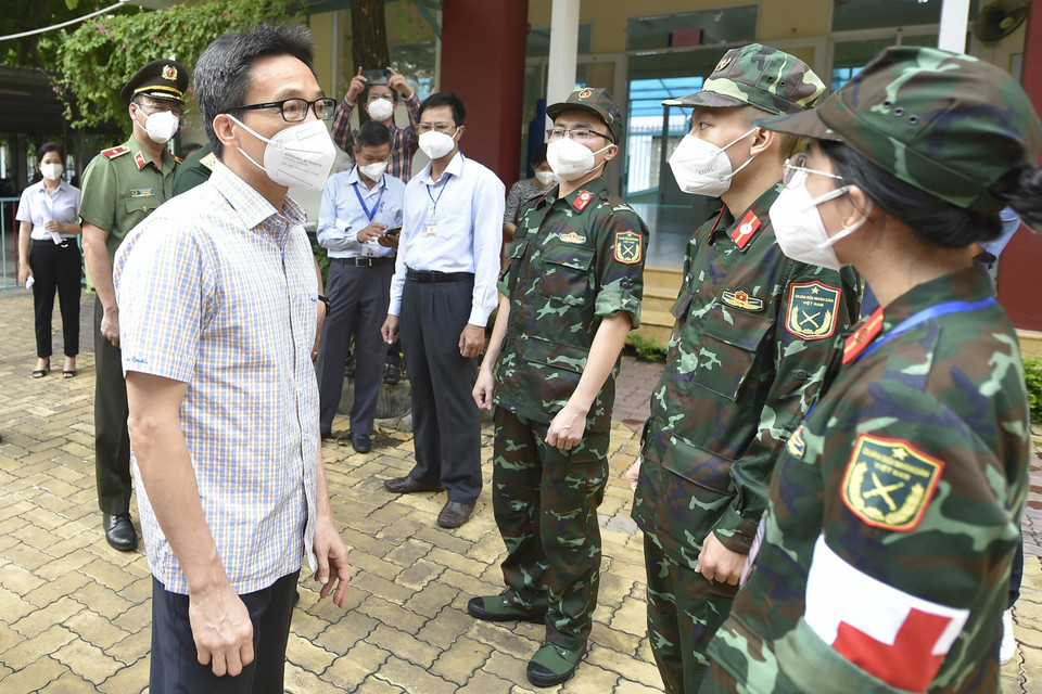 Phó Thủ tướng Vũ Đức Đam kiểm tra tại Trạm y tế lưu động Phường 11, Quận 6. (Ảnh: TTXVN phát)