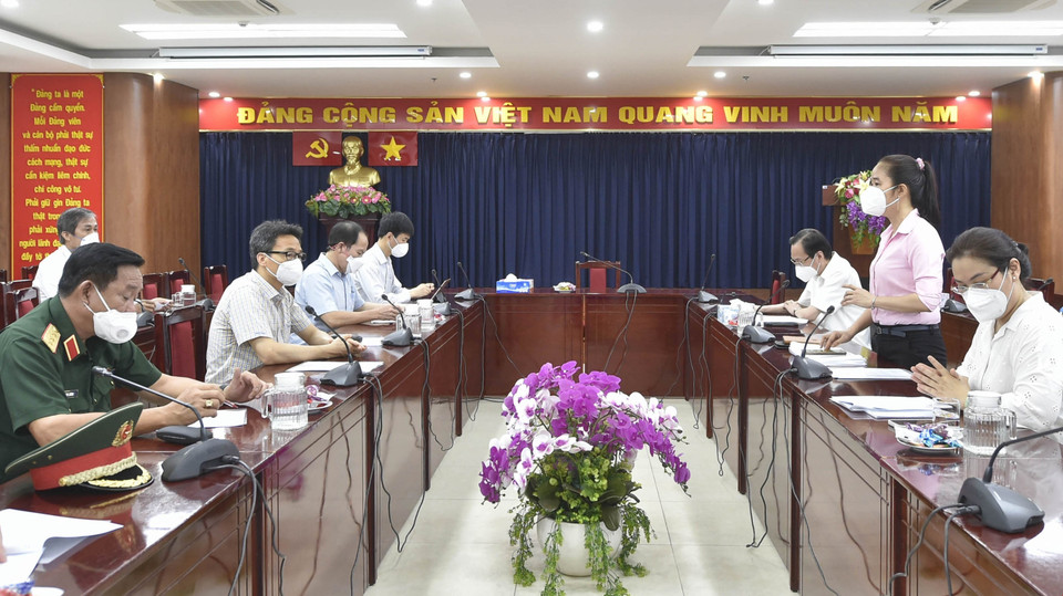 Phó Thủ tướng Vũ Đức Đam làm việc với Lãnh đạo Quận 6. (Ảnh: TTXVN phát)