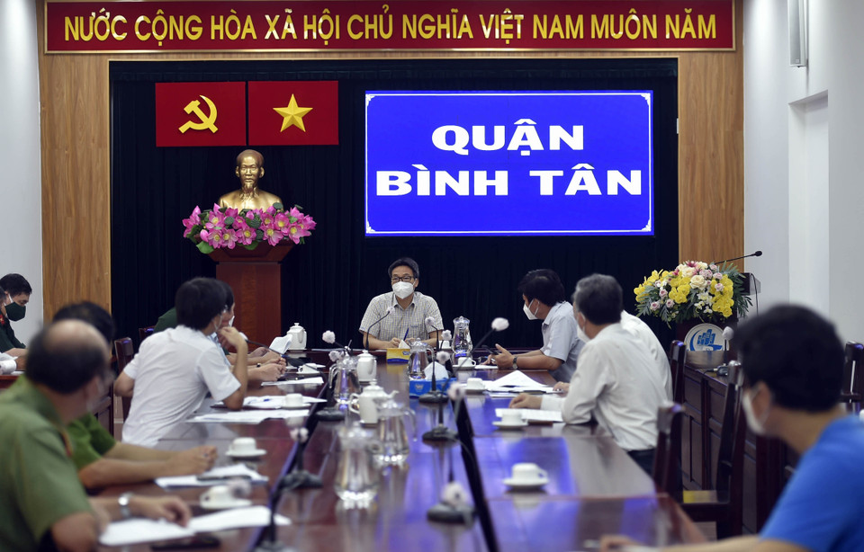 Phó Thủ tướng Vũ Đức Đam làm việc Lãnh đạo quận Bình Tân. (Ảnh: TTXVN phát)