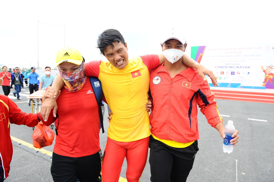 Nguyễn Quốc Toản kiệt sức sau khi cùng đồng đội giành huy chương Vàng. (Ảnh: Minh Đức/TTXVN)