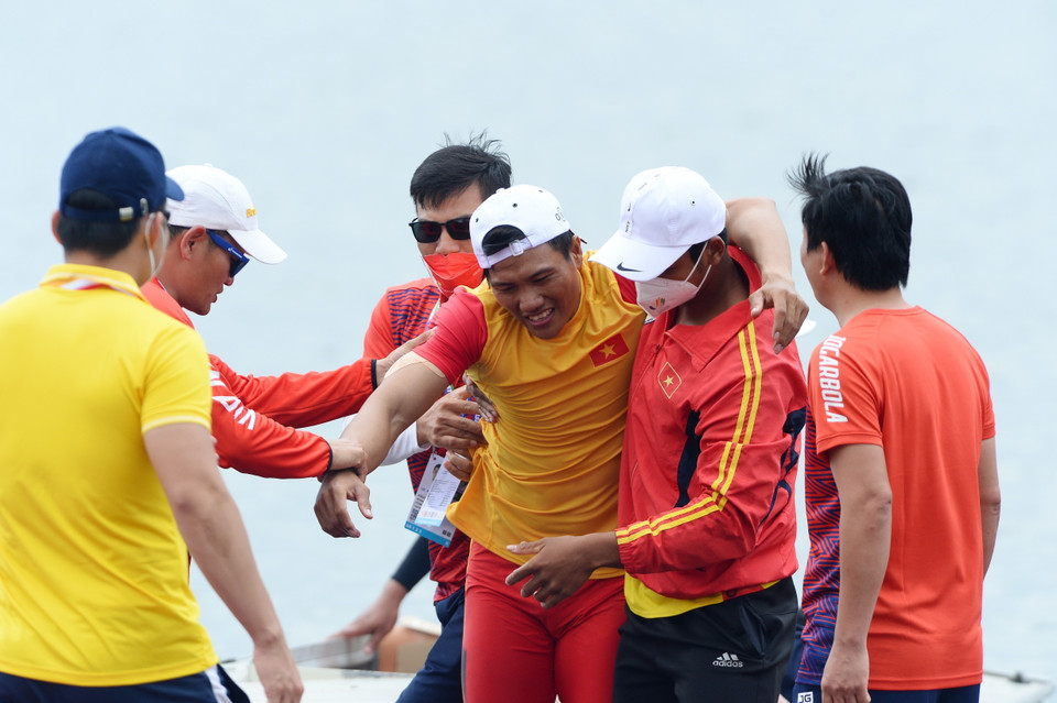 Để giành HCV, Nguyễn Quốc Toản và đồng đội đã phải 'vắt kiệt sức' trên đường đua. (Ảnh: Minh Đức/TTXVN)