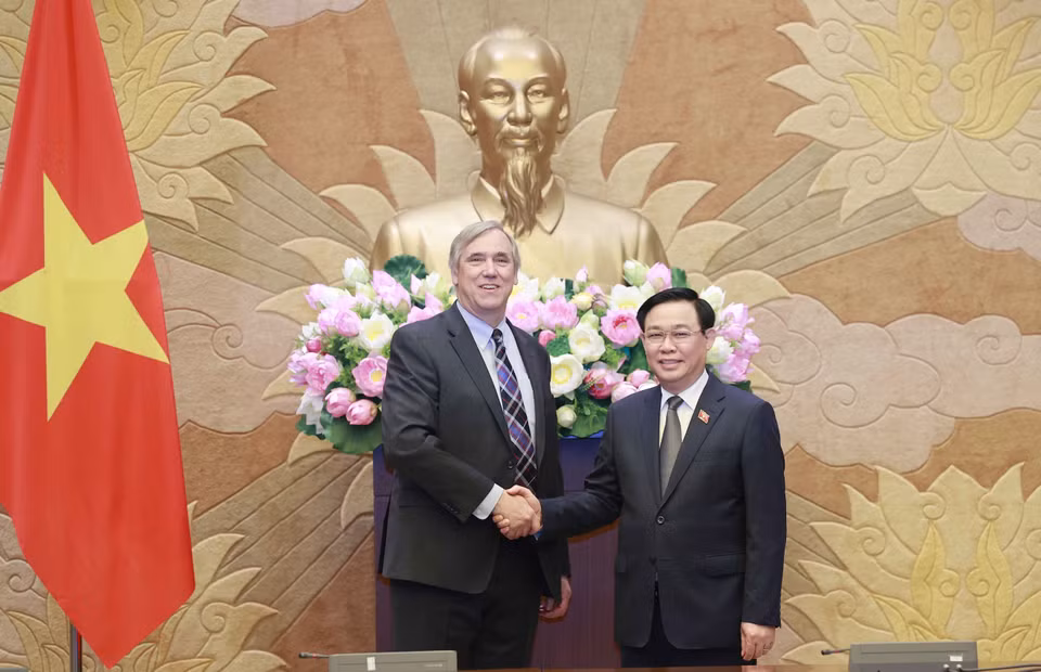 Chủ tịch Quốc hội Vương Đình Huệ và Thượng nghị sỹ Jeff Merkley. (Ảnh: Doãn Tấn/TTXVN)