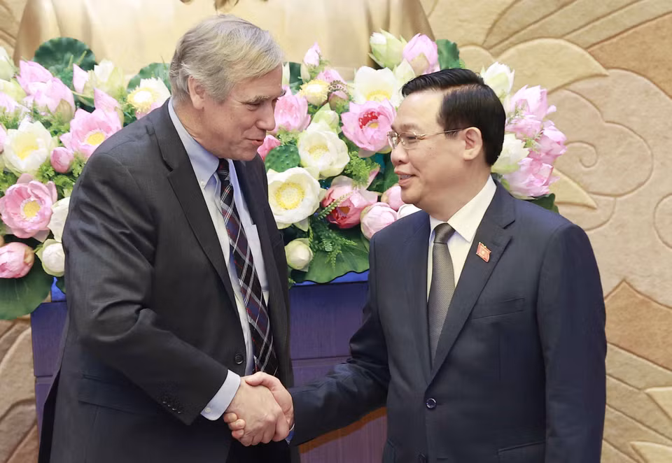 Sáng 8/4, tại Hà Nội, Chủ tịch Quốc hội Vương Đình Huệ tiếp Đoàn nghị sỹ liên bang của Hoa Kỳ, do Thượng nghị sỹ bang Oregon Jeff Merkley, thành viên Ủy ban Đối ngoại của Thượng viện Hoa Kỳ dẫn đầu sang thăm và làm việc tại Việt Nam. (Ảnh: Doãn Tấn/TTXVN)