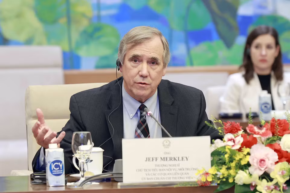 Thượng nghị sỹ Jeff Merkley phát biểu. (Ảnh: Doãn Tấn/TTXVN)